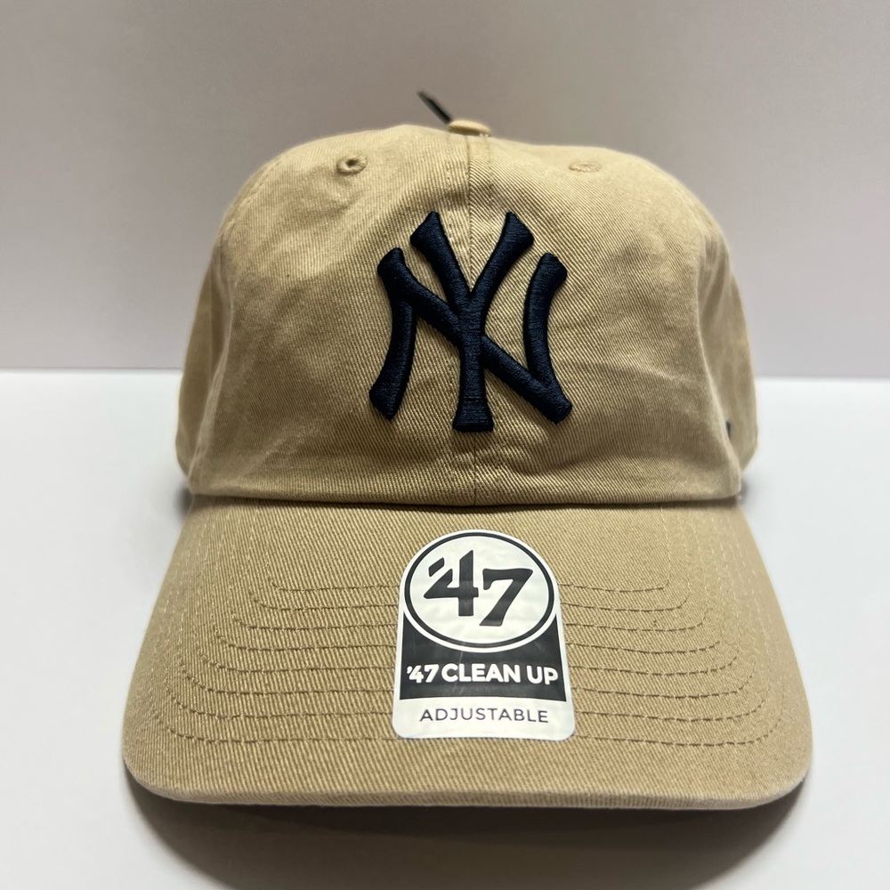 '47 Clean Up New York Yankees Khaki Hat with Navy Logo